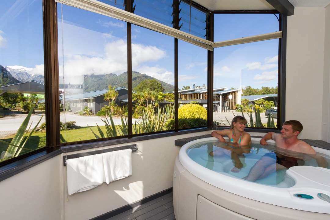 Scenic Hotel Franz Josef by jacuzzi