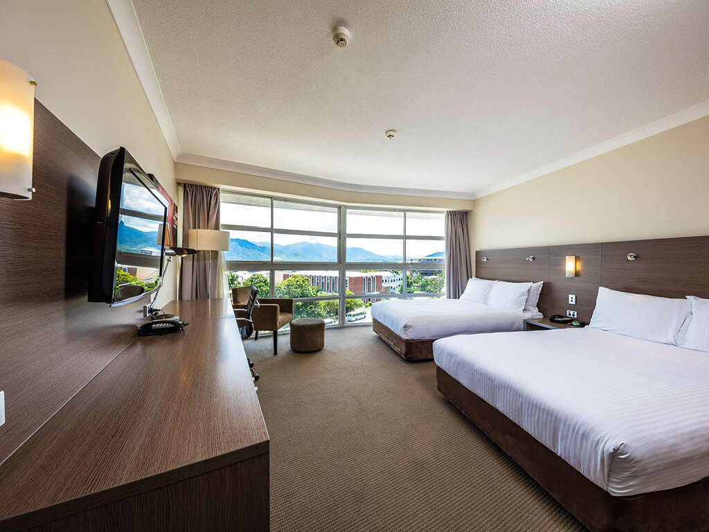 DoubleTree by Hilton Cairns bedroom