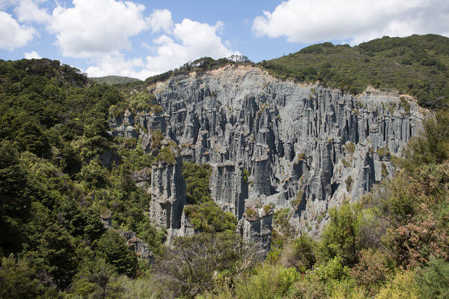 putangirua pinnacles scenic reserve rocks view