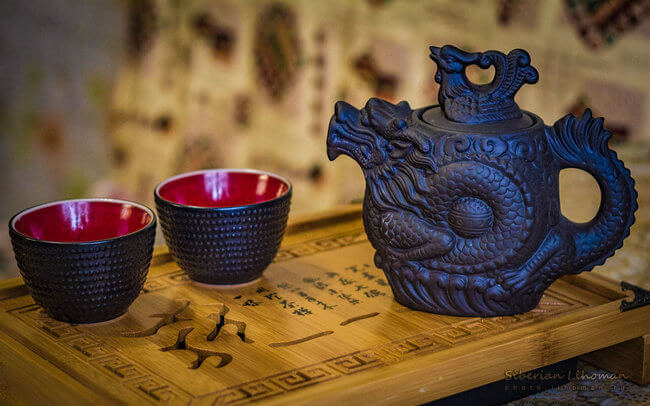 chinese tea set with two cups