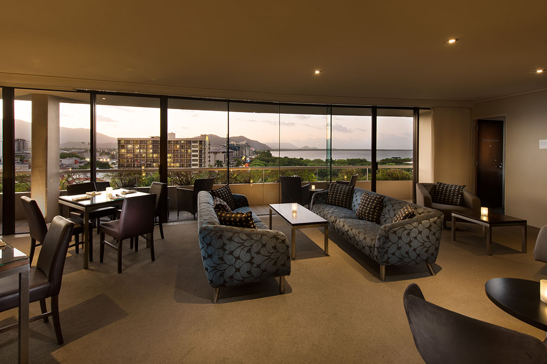 hilton-hotel-cairns-executive-lounge-evening