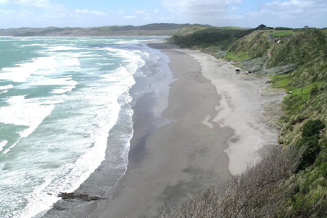 ngarunui beach new zealand north island