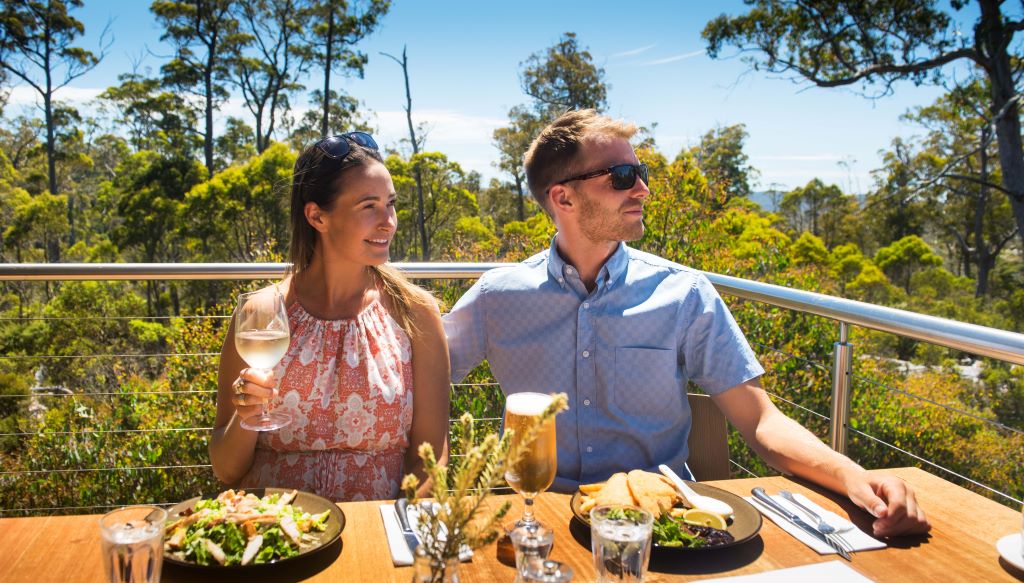 Australia_Tasmania_Cradle Mountain Hotel_Al fresco dining