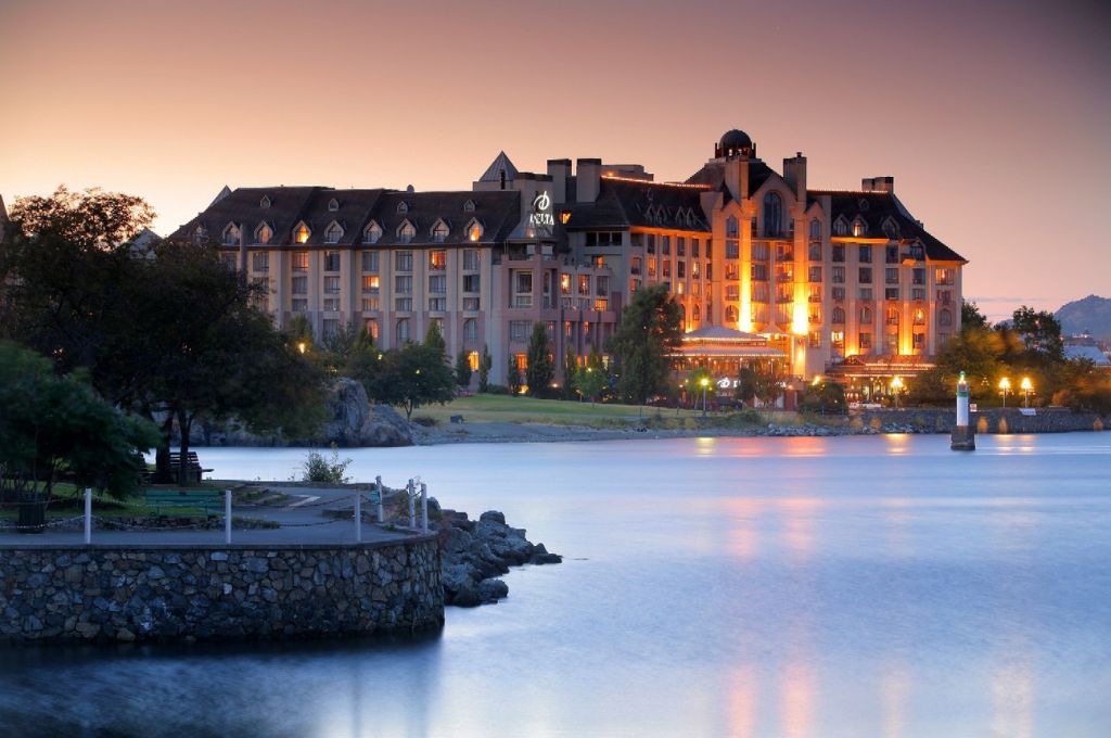 Victoria_Marriot_Ocean_Pointe during sunset over the lake