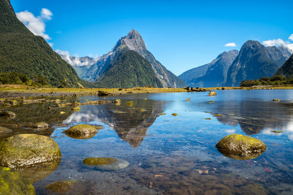 <Milford Sounds fjord, mountains and lake